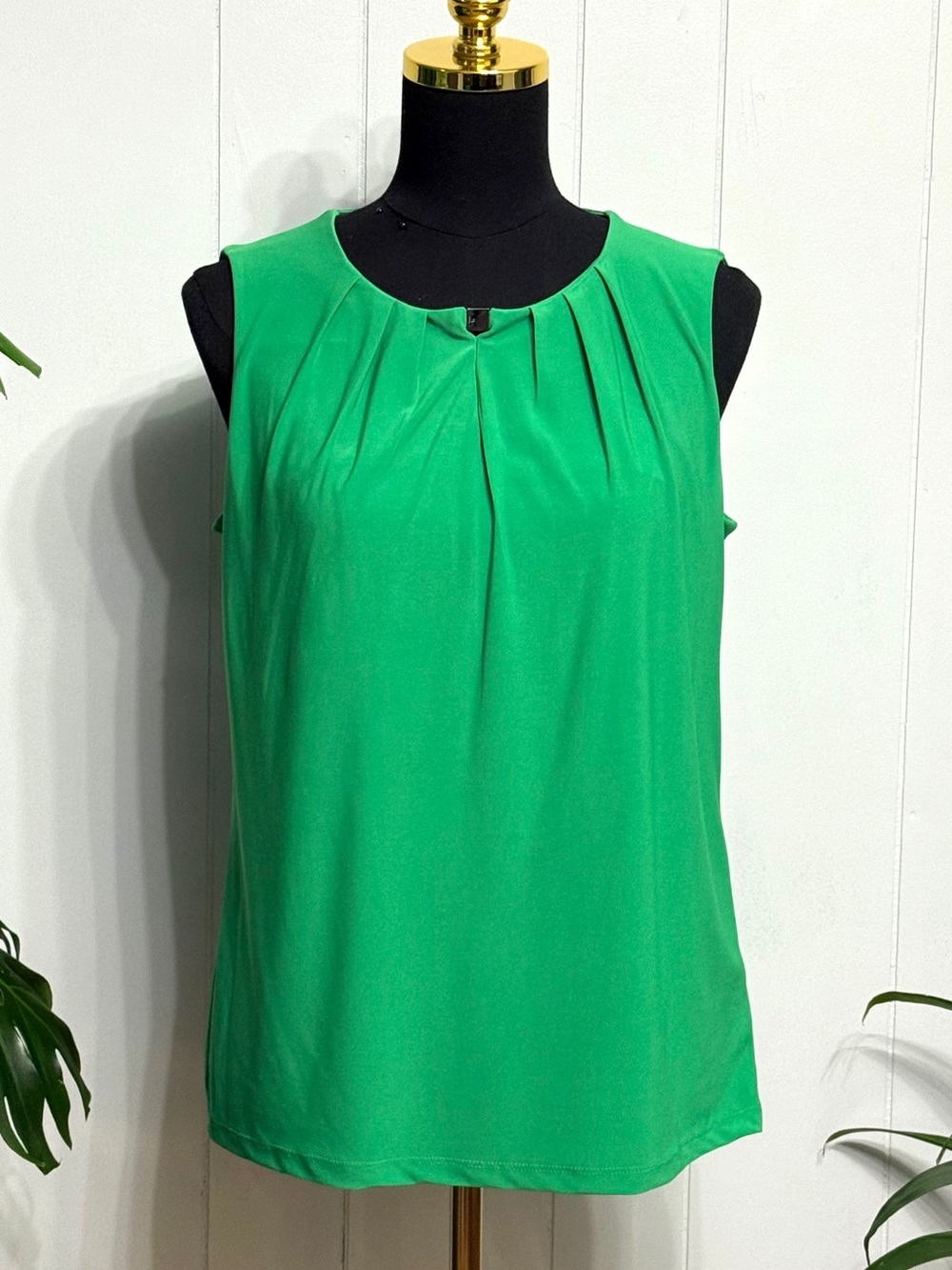 #18) NWOT Super Comfy Kasper Sleeveless Bright Green Pleated Neck Tank